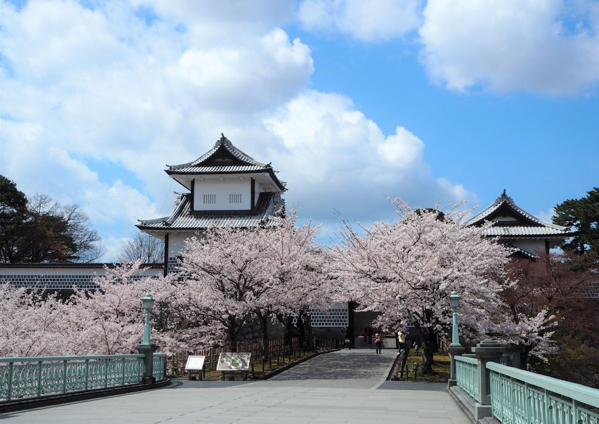 Kanazawa Castle Park i Ishikawa prefektur, ett av Kanazawas viktigaste historiska landmärken.