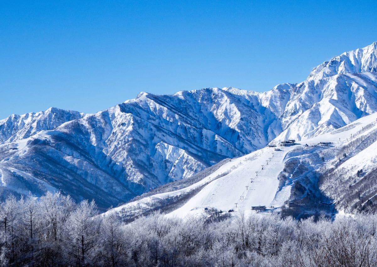Snötäckta japanska Alperna i Nagano