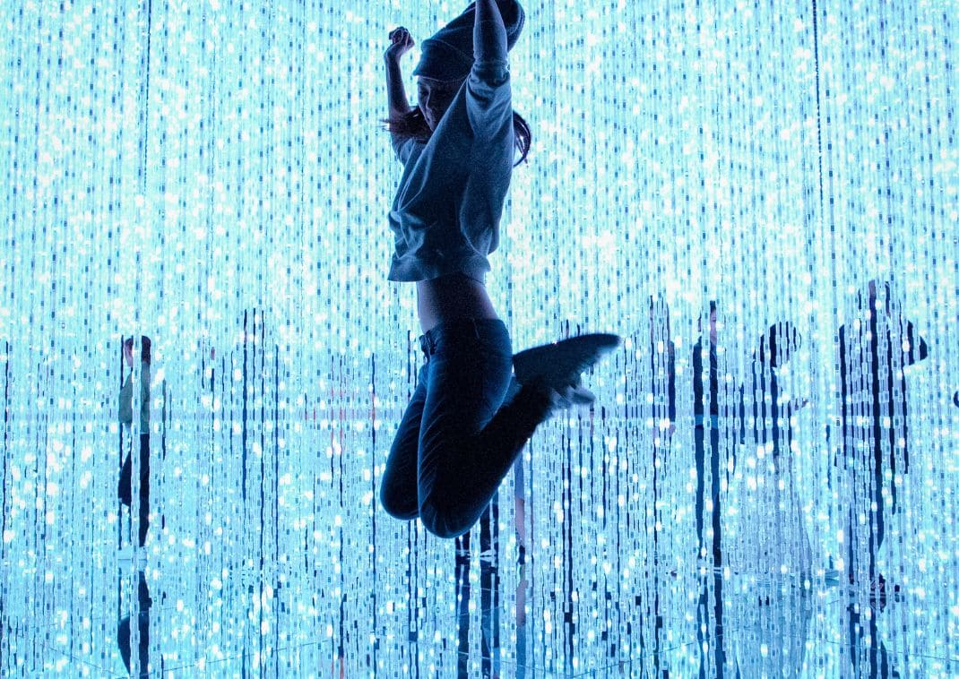 Besökare upplever den digitala konstutställningen teamLab Borderless i Tokyo.