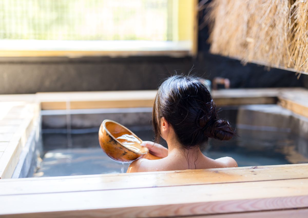 Kvinna badar i en onsen i Japan