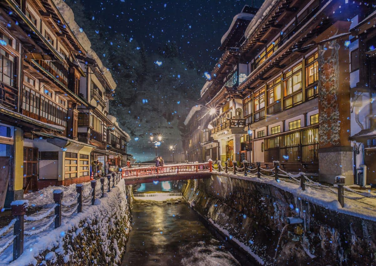 Snön faller stilla över Ginzan Onsen – en vinternatt i Japans mest idylliska kurort