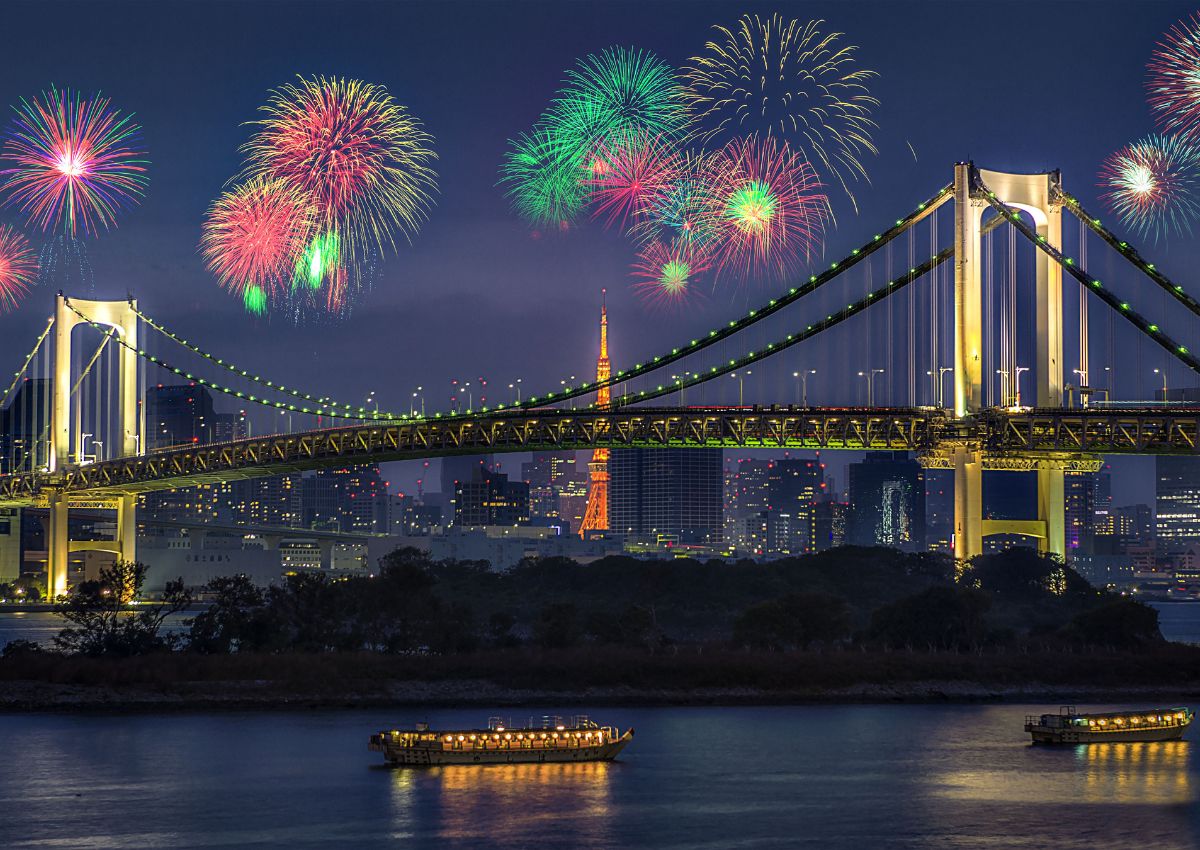 Fyrverkerier över floden i Tokyo japan under kvällen