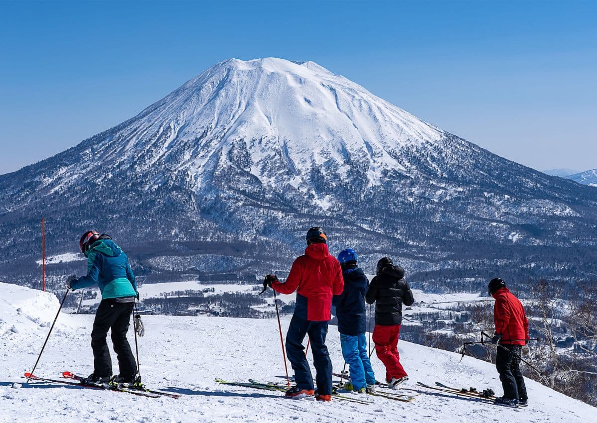 Utsikt över Mt. Yotei från skidbackarna i Niseko – en perfekt vinterdag i Hokkaidos alper