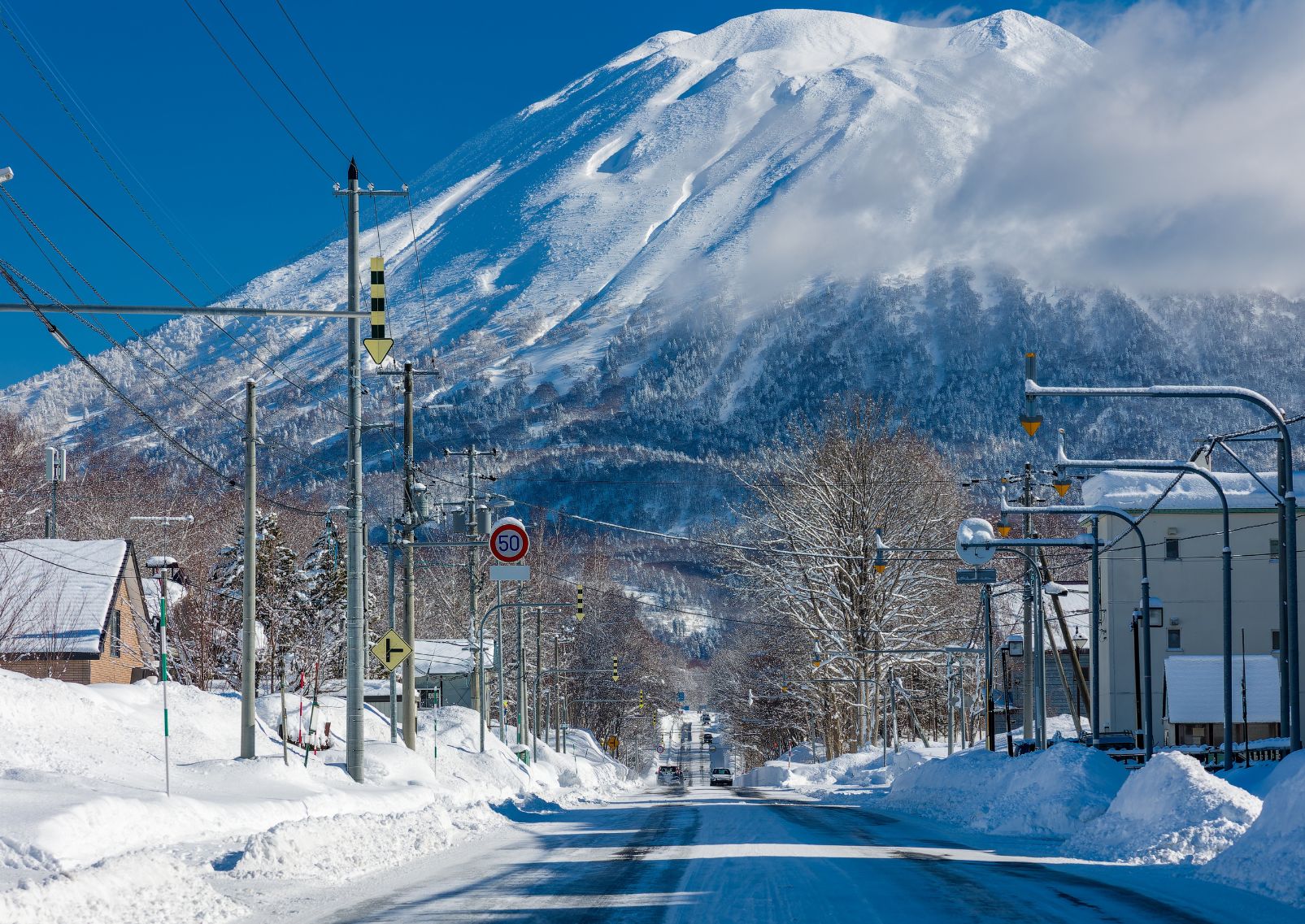 Skidåkare i Niseko framför berget Yotei på Hokkaido