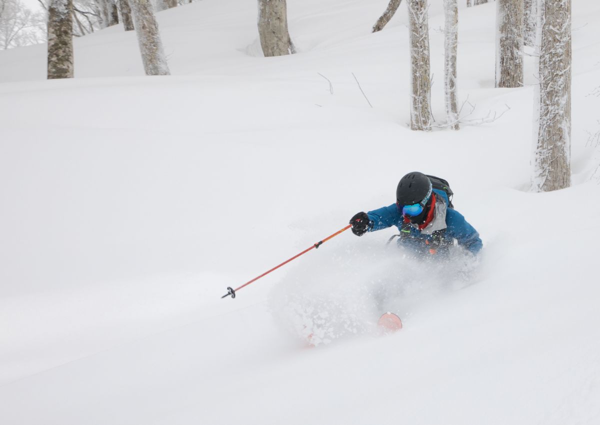 Skidåkning i pudersnö vid Hakubas skidorter, Japan