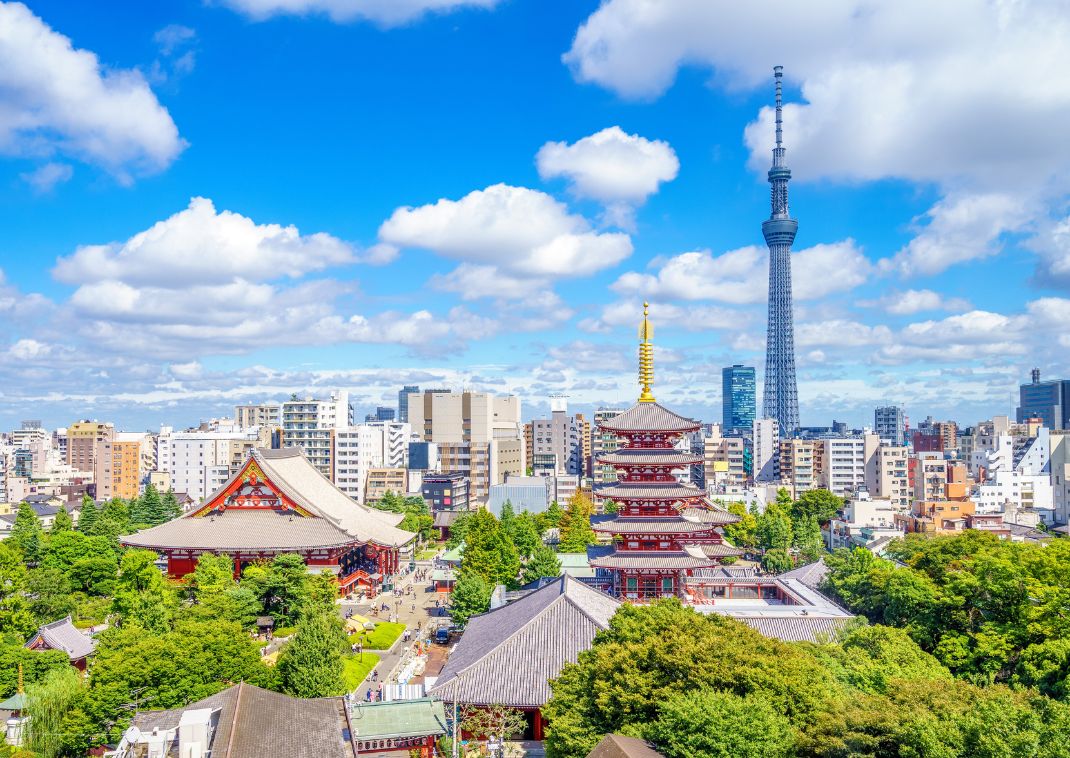 Flygvy över Tokyo med Sensoji-templet i fokus.