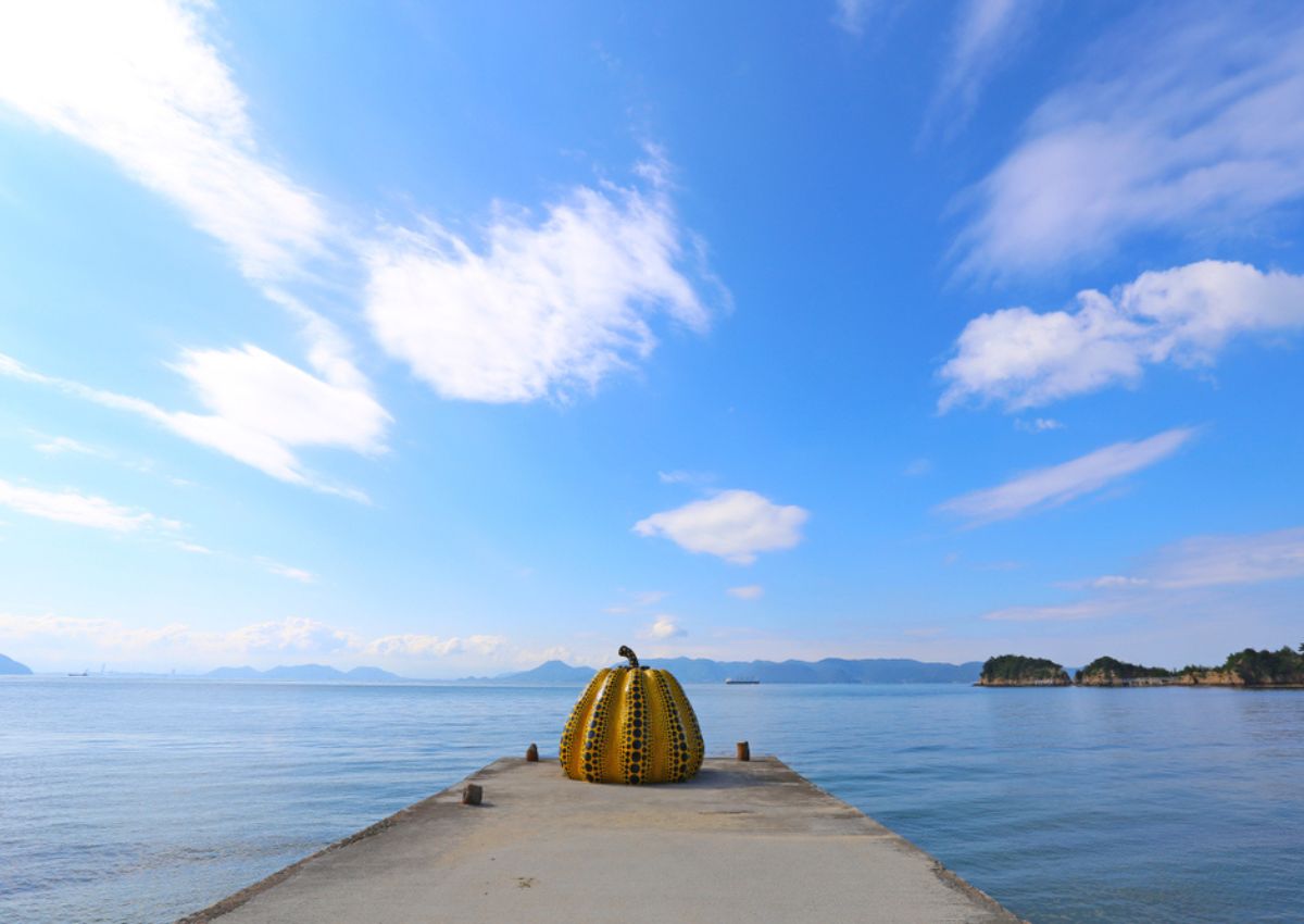  Yellow Pumpkin-statyn på ön Naoshima, Japan