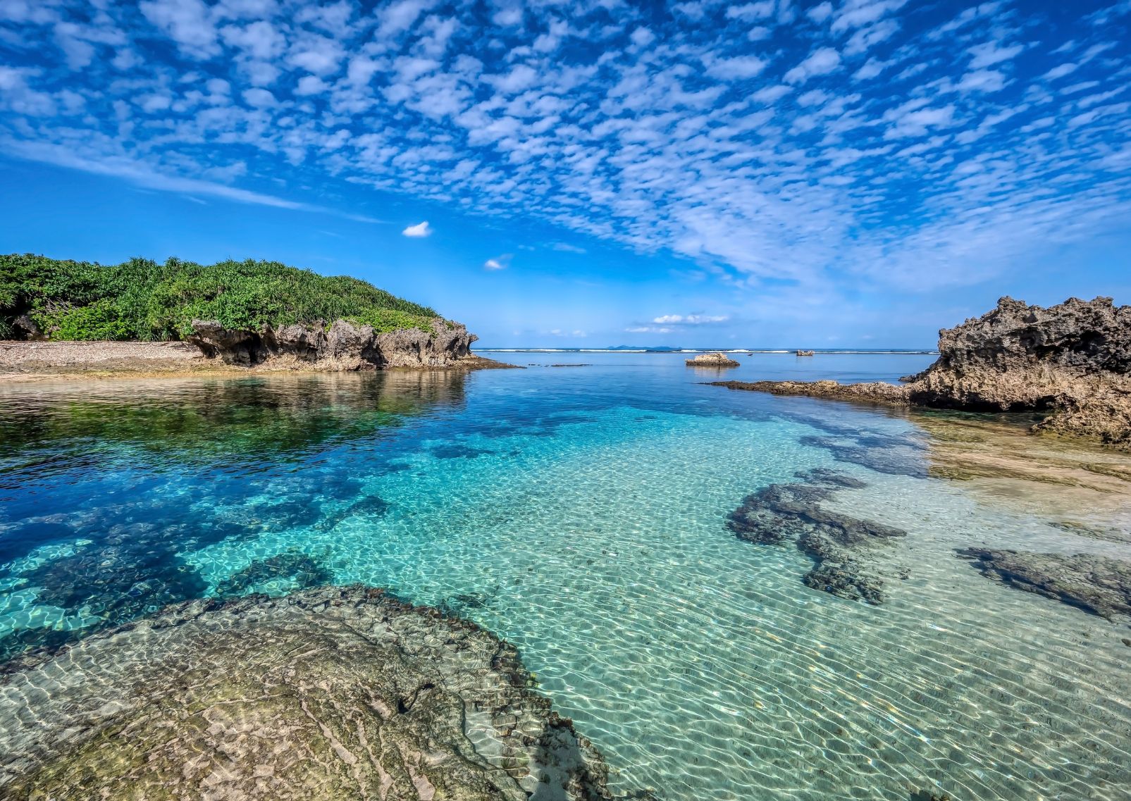 kristallklart vatten i Bise, Okinawa, Japan