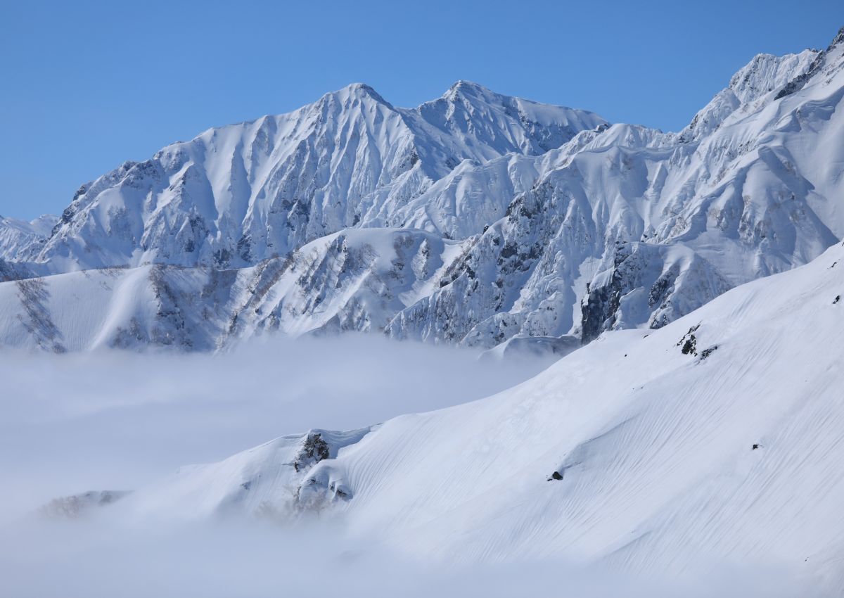Snötäckta toppar på berget Kashimayari, Hakuba, Japan