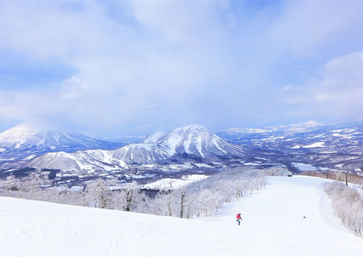 Skidåkning i Rusutsu skidort på Hokkaido
