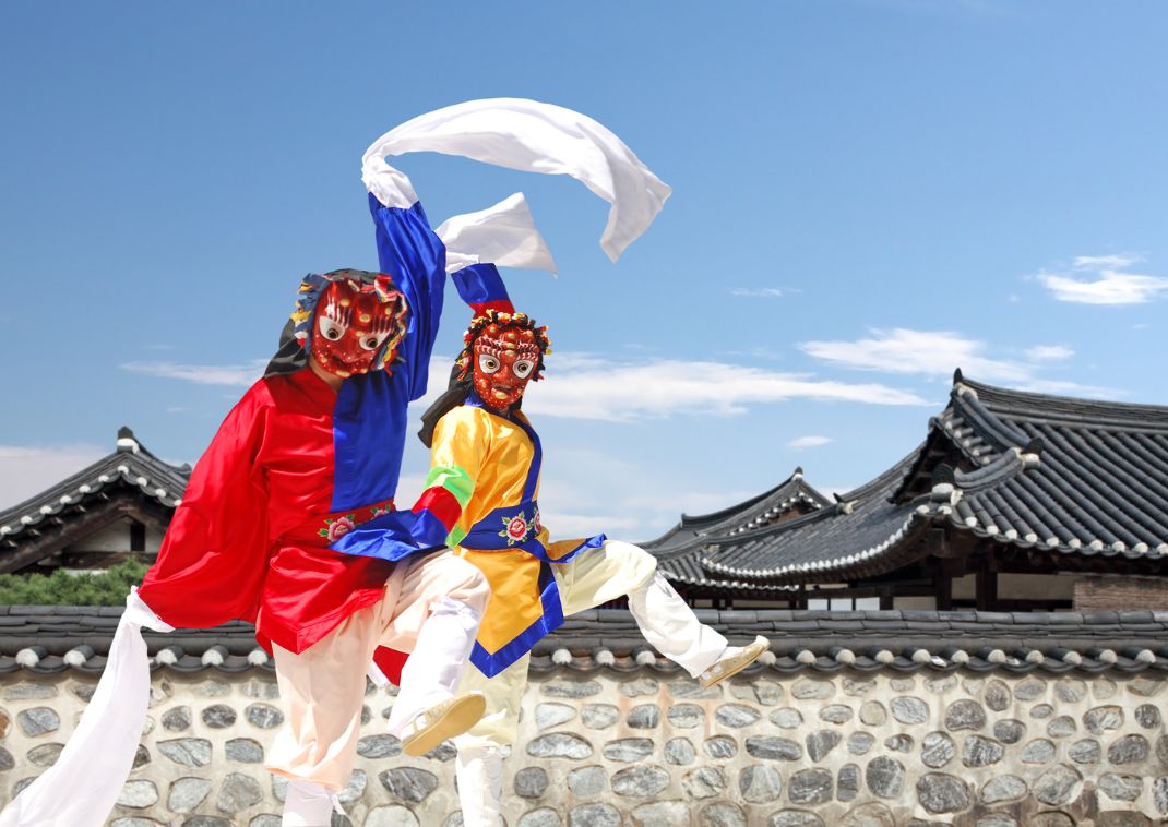 Traditionella koreanska maskdansare uppträder i Sydkorea.