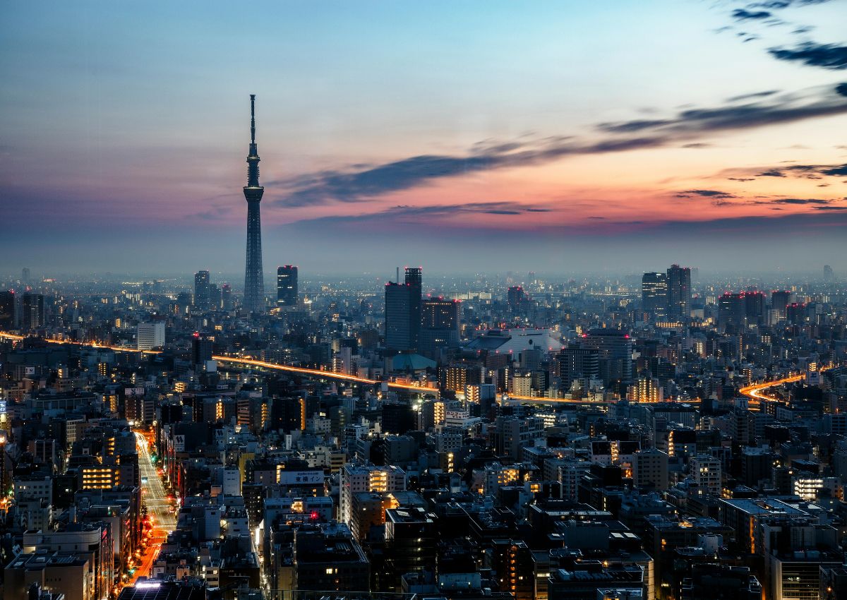 Kvällsvy över Tokyo med Tokyo Skytree i silhuett
