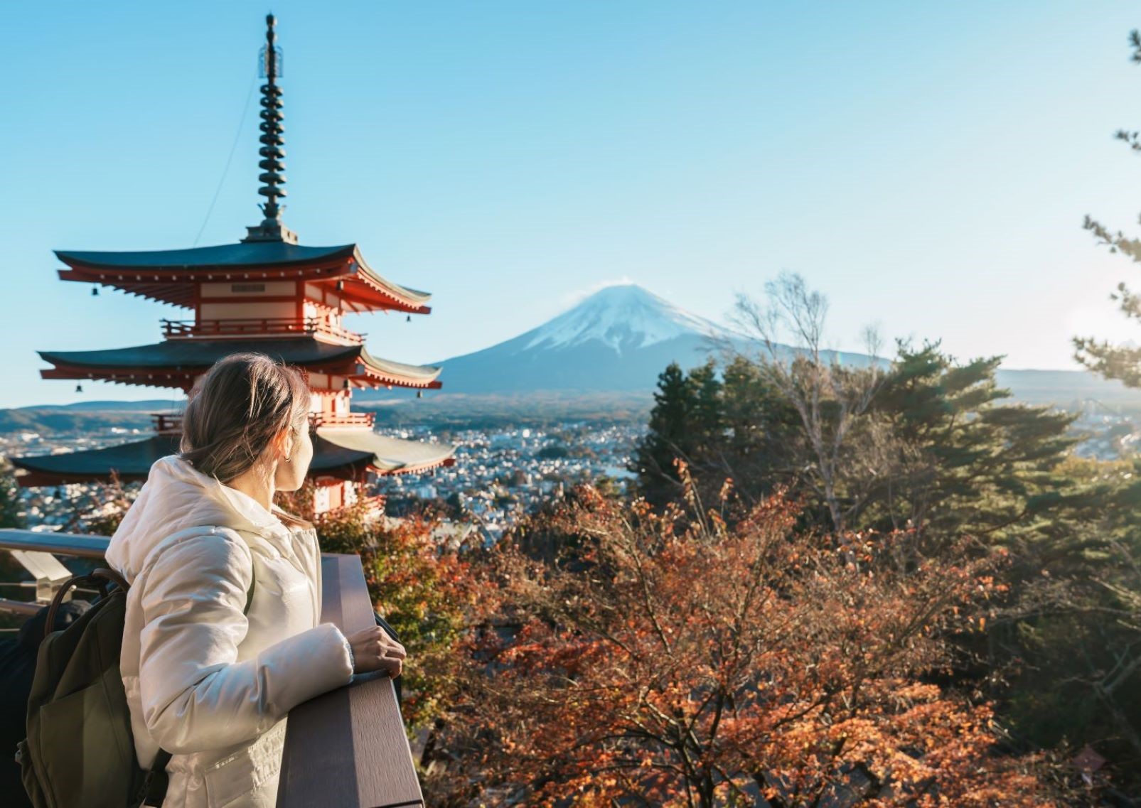 Kvinnlig turist vid berget Fuji, Japan