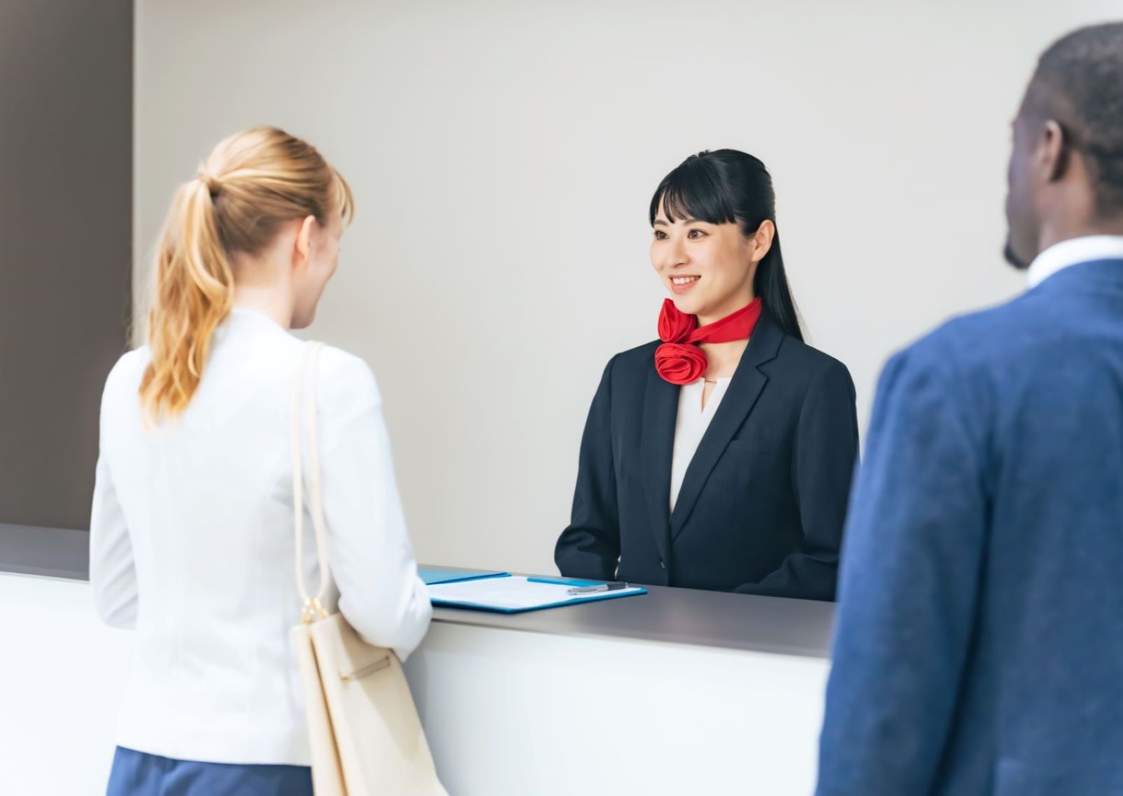 Människor checkar in på ett japanskt hotell