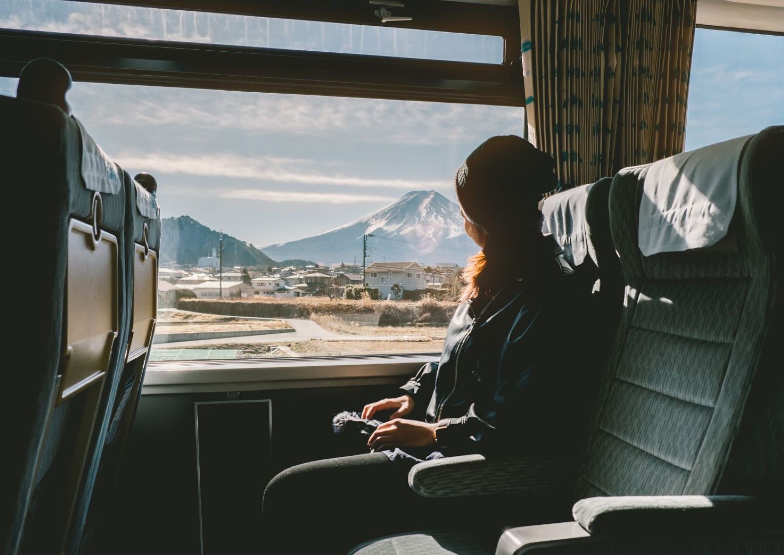 Turist på shinkansen höghastighetståg i Japan