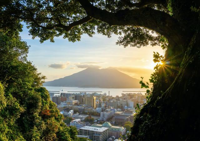 Kagoshima stad med Sakurajima i bakgrunden