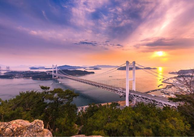 Shimanami Kaido-bron som förbinder Shikoku och Honshu