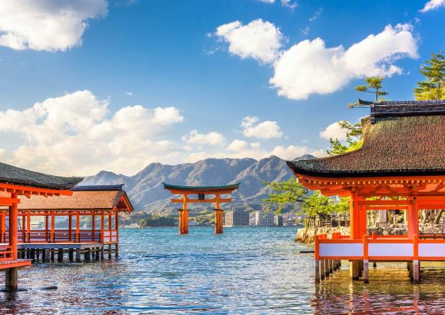 Den berömda flytande torii-porten