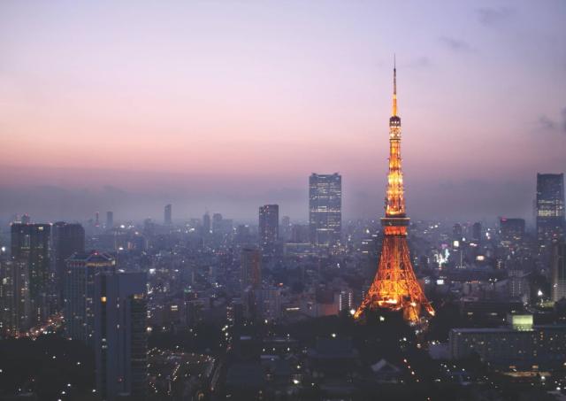 Tokyo Tower upplyst på natten