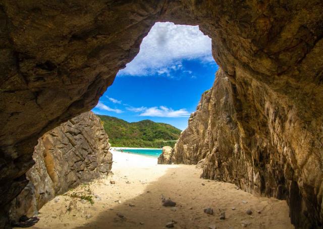 Bergtunnel som leder till stranden Aharen