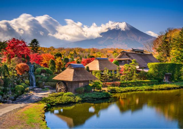 Byn Oshino Hakkai med berget Fuji på hösten