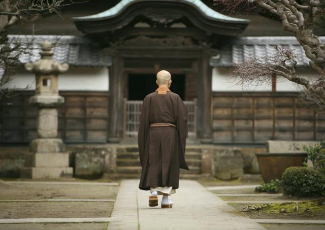 En munk på klostrets innergård, Kamakura