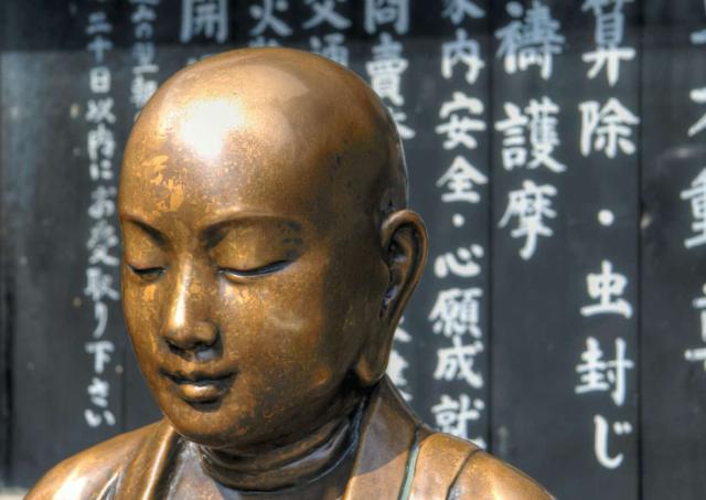 Kopparbuddha nära Senso-ji-templet i Tokyo