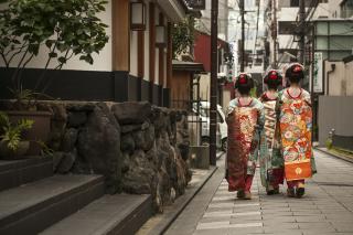 Se geishor på gatan i stadsdelen Gion, Kyoto 