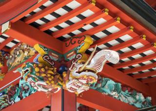 De konstnärliga detaljerna i Kirishima Jingu Shrine