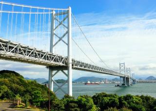 Broar vid Shimanami Kaido och Inlandshavet