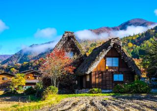 Ett gassho-zukuri-hus i dalen