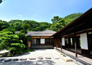 Grön japansk trädgård i Ritsurin-koen-trädgården