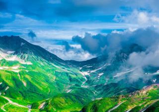 Natursköna dalar på den alpina rutten Tateyama Kurobe