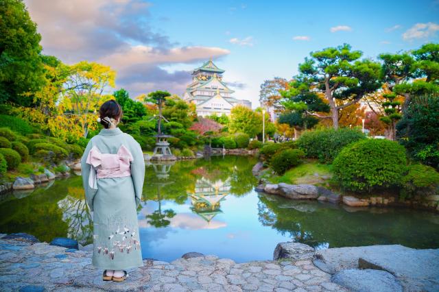Kvinna i kimono vid Osakas slott