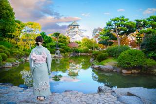 Kvinna i kimono vid Osakas slott