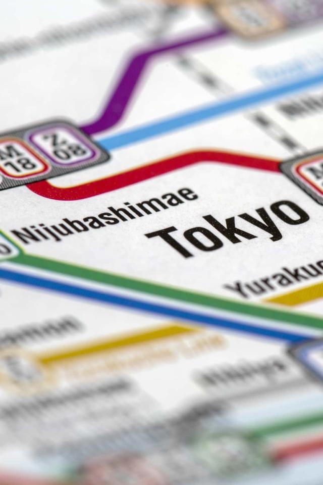 Karta över Tokyos tunnelbanesystem som visar tåglinjer och stationer