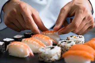 Färsk sushi på Tsukiji-marknaden i Tokyo