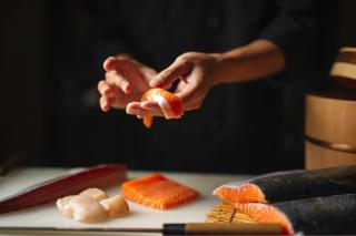 Färsk sushi på Tsukiji-marknaden i Tokyo