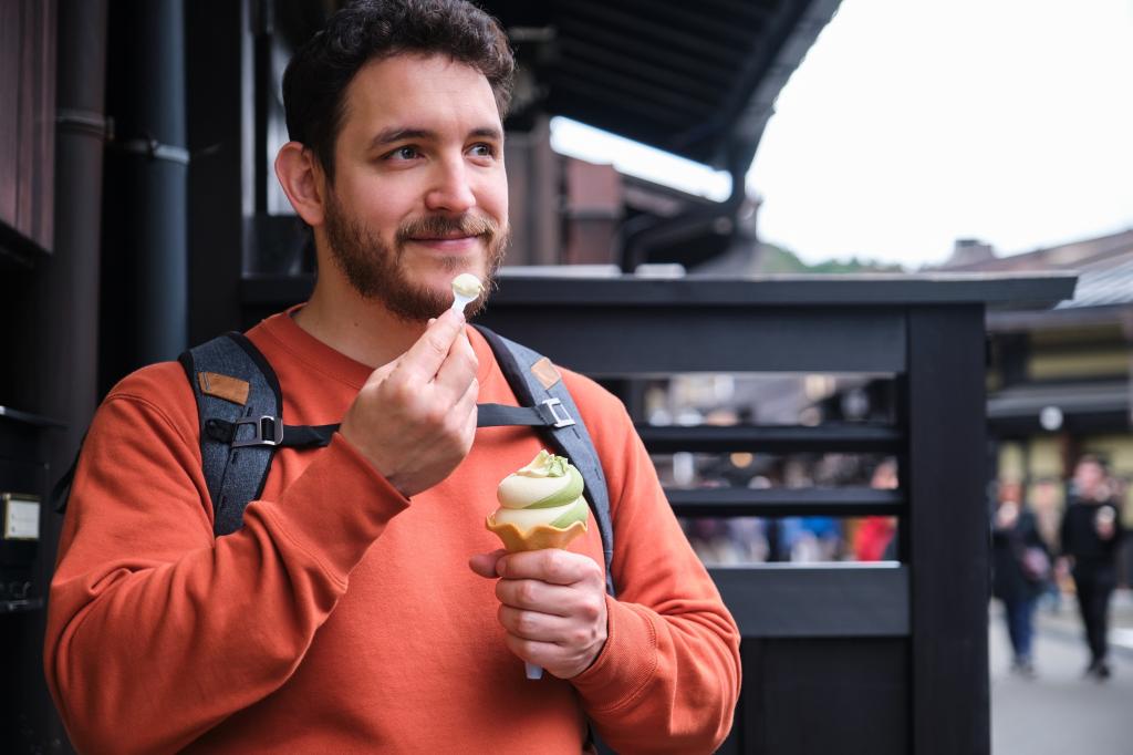 Turist njuter av sin mat i Takayama