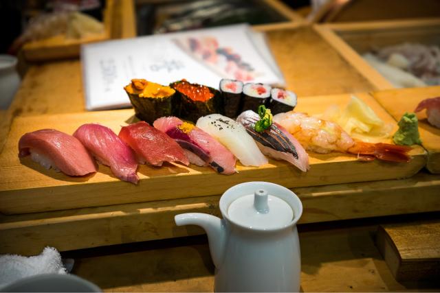 Färsk sushi på Tsukiji-marknaden i Tokyo