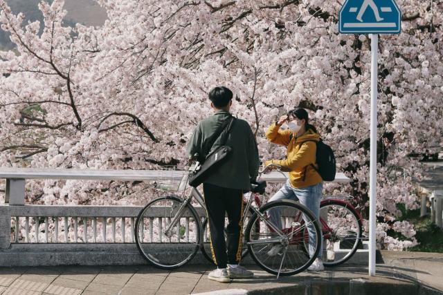 Par som cyklar i Kyoto