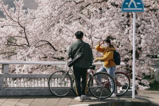 Par som cyklar i Kyoto