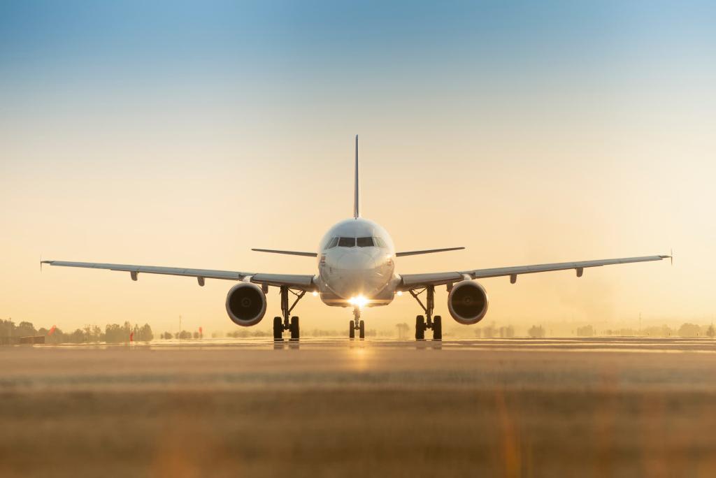 Solnedgångsvy av flygplan på japansk flygplats landningsbana under dramatisk himmel
