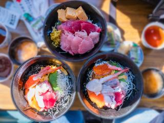 Skål med sjømat på Tsukiji fiskemarked, Tokyo