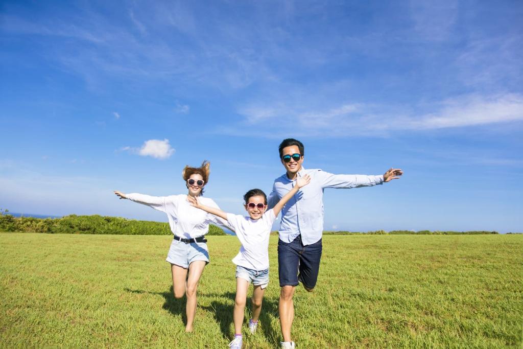 Familj på sommarresa i Japan