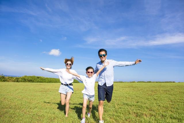 Familj på sommarresa i Japan