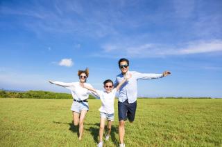 Familj på sommarresa i Japan