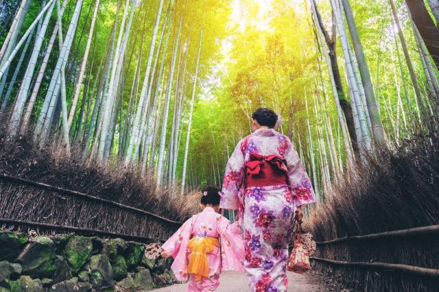 Mor och dotter utforskar Arashiyama Bamboo Grove