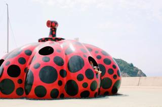 Lekande barn på konstön Naoshima