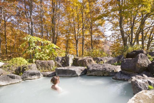 Njut av ett japanskt onsen utomhus